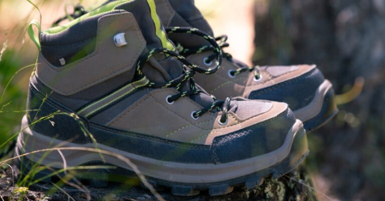המדריך השלם לבחירת נעלי הליכה וטיולים – מה חשוב לדעת באמת