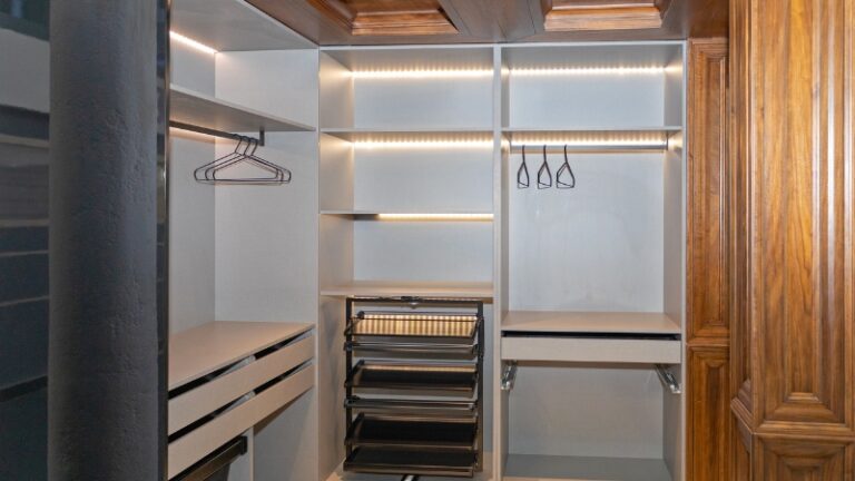 ארונות הזזה בחדרים צרים